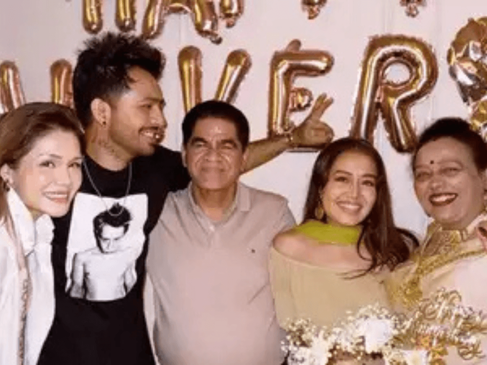 टोनी कक्कड़, नेहा कक्कड़ और सोनू कक्कड़ के बीच हुई सुलह ; माता-पिता की शादी की सालगिरह पर एक साथ दिखा कक्कड़ परिवार